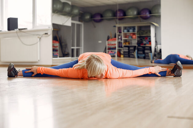 运动员做瑜伽的女人运动的生活方式健美的身体锻炼健康女性