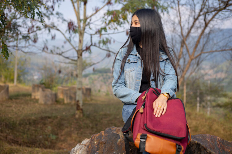 地图亚洲女游客戴口罩冠状病毒旅游概念病毒亚洲女人