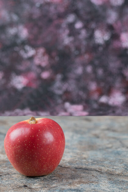 清淡松乐红苹果隔离在混凝土上酸味异国情调食物