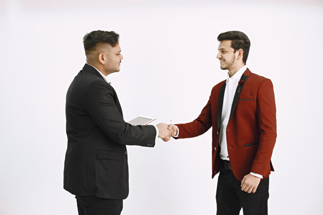 商务人士同事之间的协议两个男人有交易合作伙伴执行个人