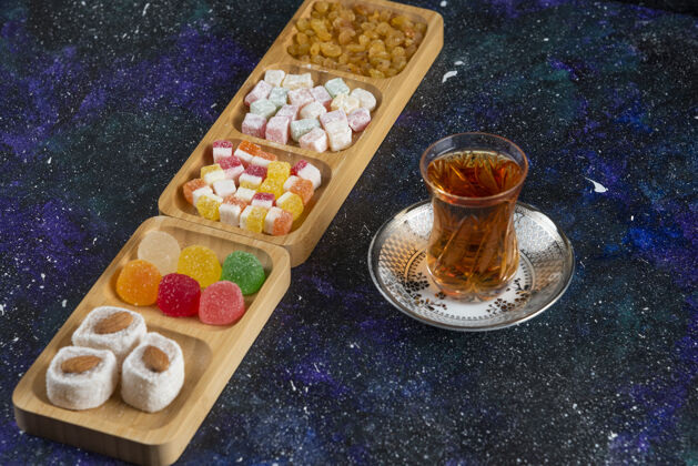 餐厅在五颜六色的表面上享用美味的土耳其茶水果糖阿拉伯语