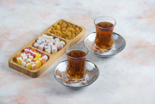 切两杯茶和土耳其美食活力多汁新鲜