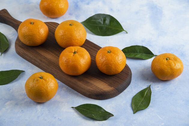 素食木板上新鲜有机柑桔的特写镜头水果新鲜餐桌