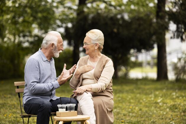 老年坐在椅子上的中年夫妇浪漫在一起成人