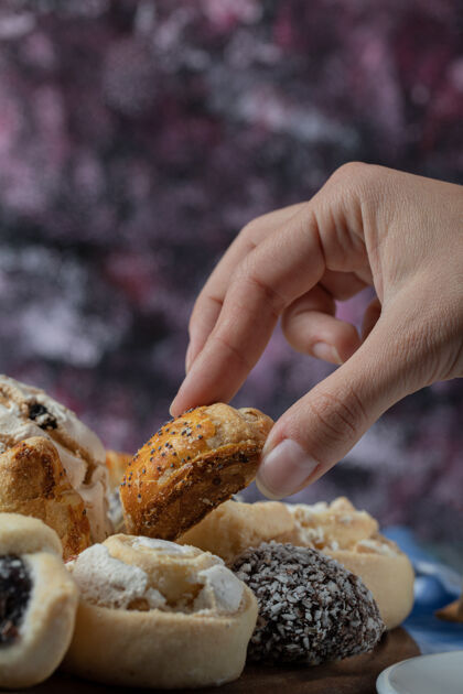 糕点一个手握黄油饼干的厨师香草精致咖啡馆
