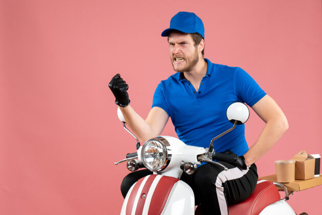 送货正面图：身穿蓝色制服的男性信使站在粉红色的一边人工作自行车