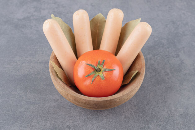 西红柿一碗煮香肠配上红番茄和月桂叶碗一餐蔬菜