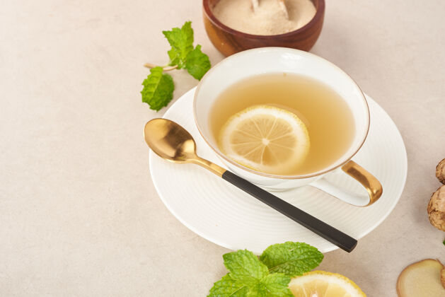 水果姜茶配料 健康舒适 加热茶配方简单姜茶和配料-柠檬 蜂蜜俯视图平面图从家里新鲜生长的有机花园食品概念调味品木板节