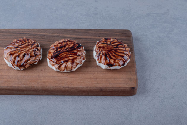 美味新鲜的自制饼干放在木板上薯条运动处理