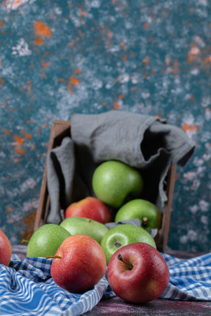 热带红色和绿色的苹果从格子毛巾上的篮子里拿出来美味可口清淡
