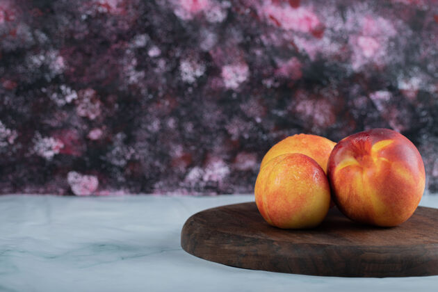 异国情调黄红色的桃子在木板上蔬菜热带美味