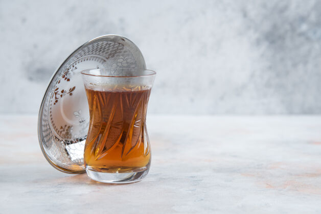 特写在白色的表面上放一杯茶茶杯花传统的