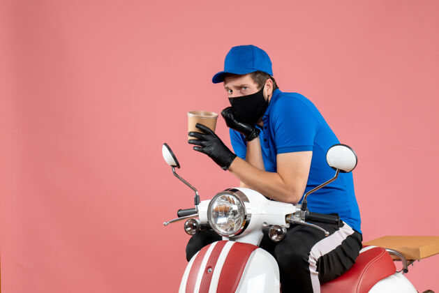 拿着正面图男性信使坐在自行车上 拿着粉红色的大咖啡杯工作快餐摩托车