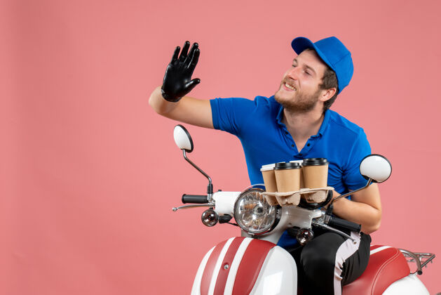 服务正面图男性信使坐在自行车上拿着咖啡杯的粉红色坐着送货自行车