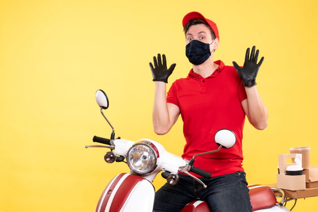 快餐正面图：穿着红色制服 戴着黄色面具的男信使摩托车服务人