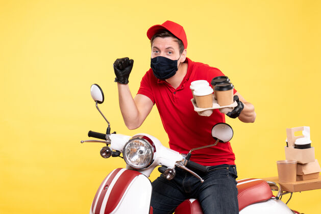 工作正面图戴着黄色咖啡面罩骑自行车的男信使自行车男信使头盔