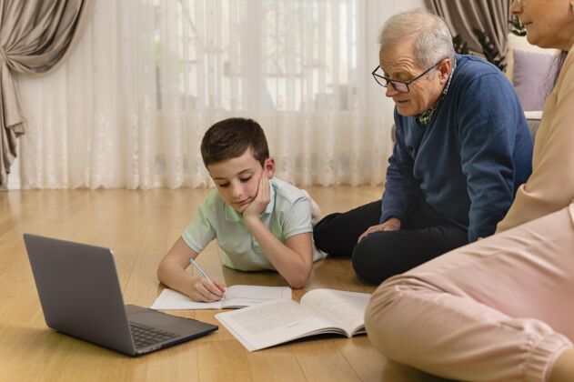 老人小男孩和爷爷在家做作业家庭作业男人祖父
