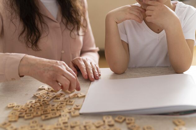 学习孙子和奶奶一起做作业家庭作业世代成熟