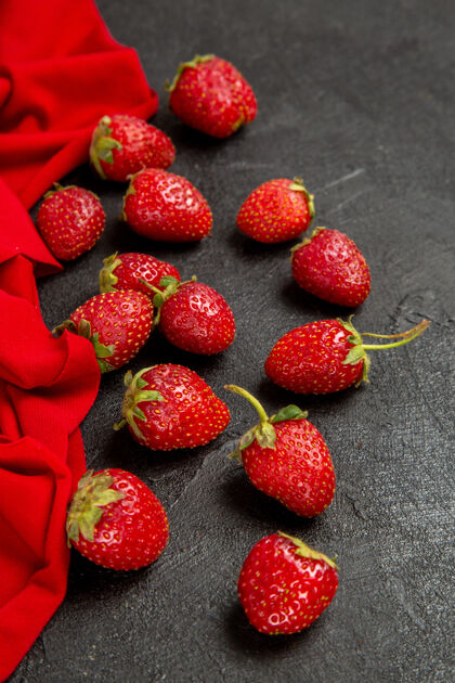 多汁前视图新鲜的红色草莓在黑暗的背景下木本植物浆果可食水果