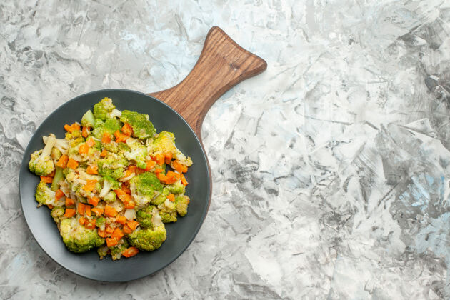 股票白色餐桌上木质砧板上新鲜健康的蔬菜沙拉俯视图板餐厅煎锅