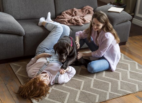 房子全镜头女人和狗在地毯上全镜头放松在家里