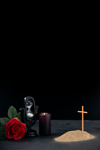 死亡一个小小的坟墓 在黑暗的表面上有红花和沙漏作为记忆葬礼3d计时器