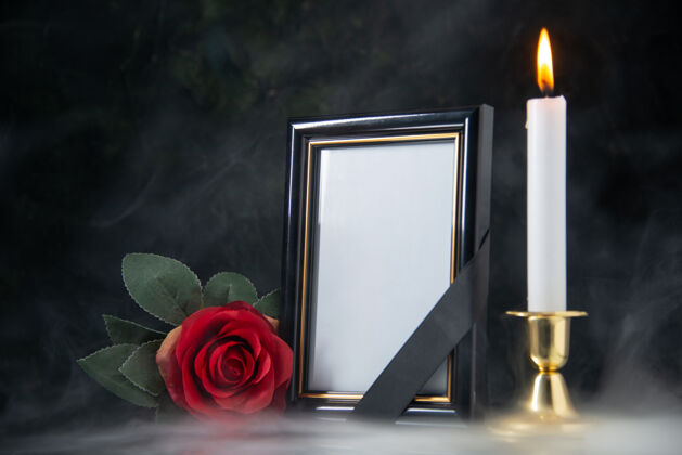 蜡烛燃烧蜡烛的正面图 黑色表面上有相框烛光死亡视图