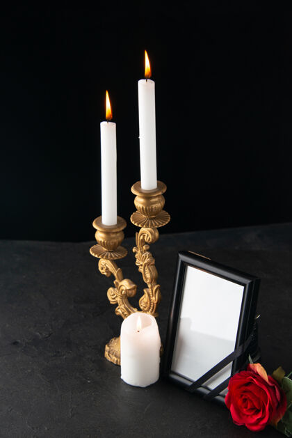 宗教前视图燃烧蜡烛与图片框在黑暗的表面黑暗烛台火焰
