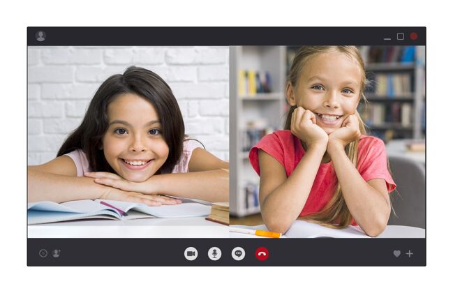 孩子微笑的女孩通过视频通话网络科技视频