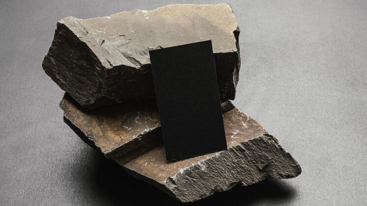 石头文具模型与黑暗崎岖的岩石文具名片纸张