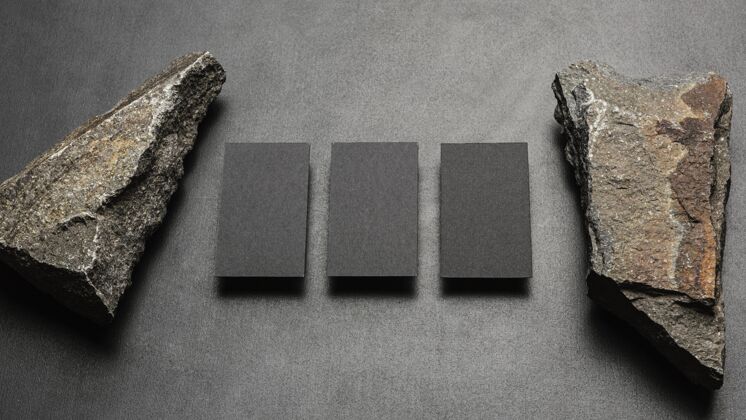混凝土文具模型与黑暗崎岖的岩石模型纸板名片