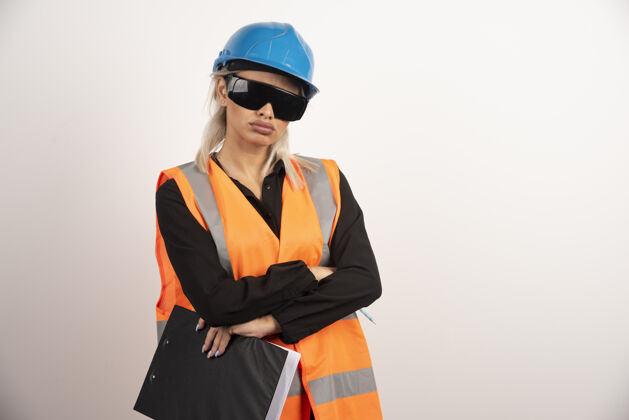 剪贴板带护目镜和剪贴板的女建筑工人高质量的照片制服女士建筑工人
