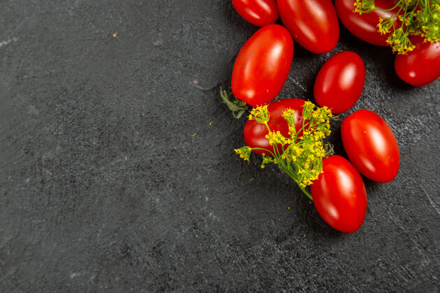 右顶视图樱桃西红柿和莳萝花在黑暗的地面与复制空间右上角李子番茄健康成熟
