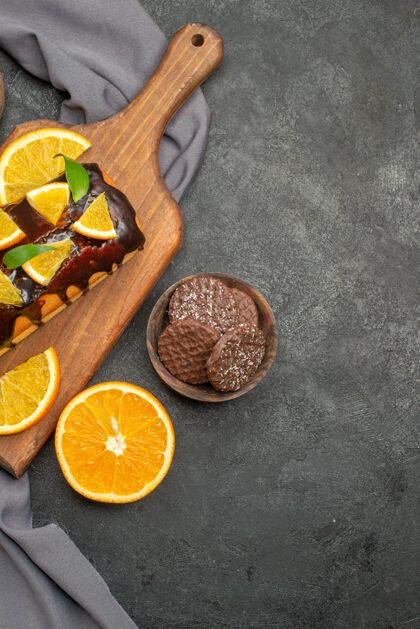 可食用水果软可口的蛋糕垂直视图切柠檬饼干在木制砧板上饮食新鲜健康