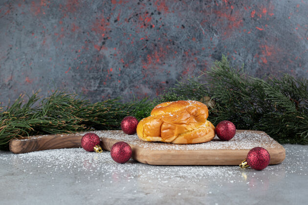 树枝装饰圣诞球 松枝和大理石上的小面包松树美味小面包