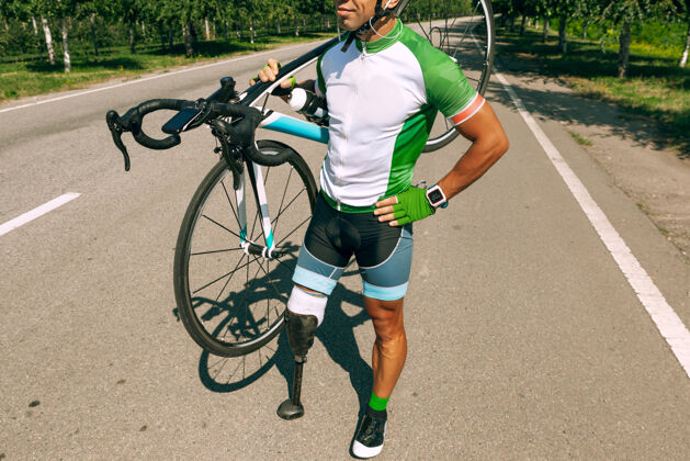 问题残疾运动员或截肢者在阳光明媚的夏日进行自行车训练专业男性运动员带假肢在户外练习残疾运动和健康的生活方式理念动作腿医学