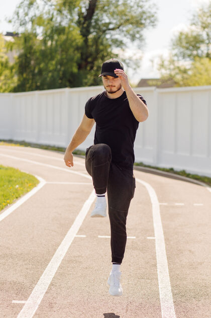 锻炼男运动员在健身房外做健身训练力量动作运动