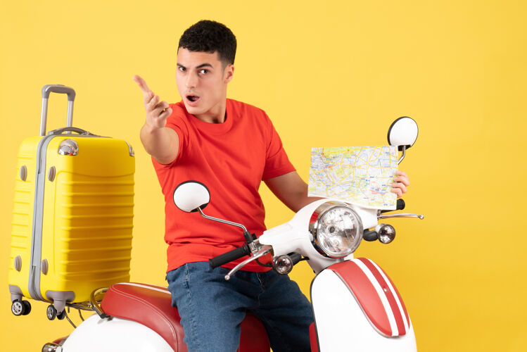 前面正面图：穿着休闲服的年轻人手持轻便摩托车 手里拿着旅游地图人地图成人