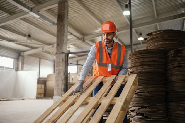安全设备用重型木质材料工作的人工作雇员室内