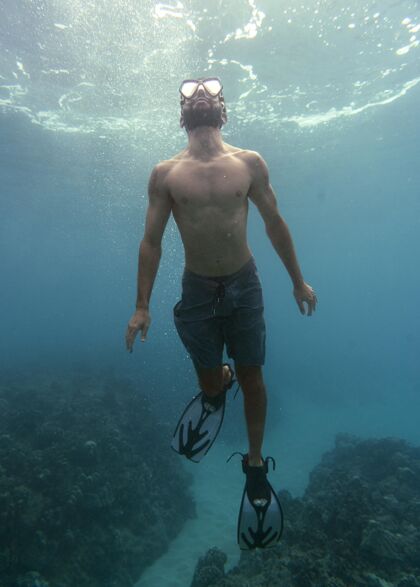 男戴着潜水器的人在海里游泳海洋跳水游泳运动员