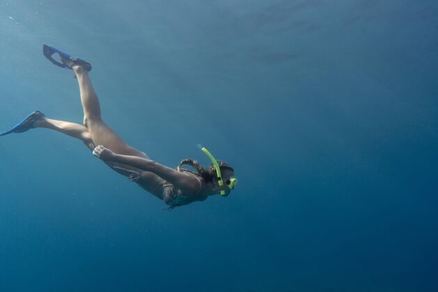游泳戴着潜水器在海里游泳的女人海洋潜水女子
