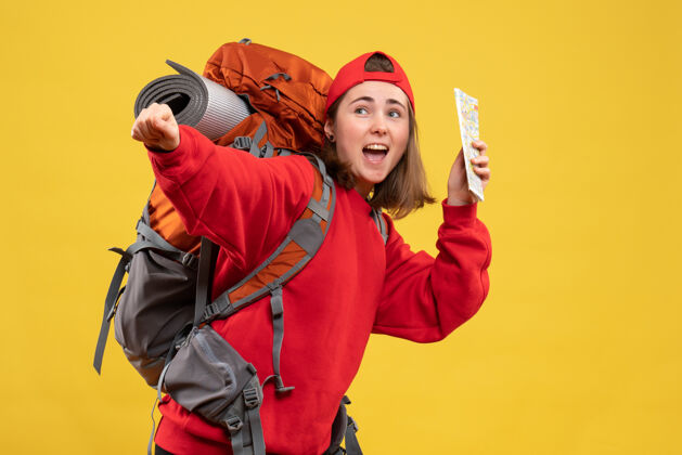 快乐正面图非常兴奋的女背包客手持旅游地图地图非常抱着