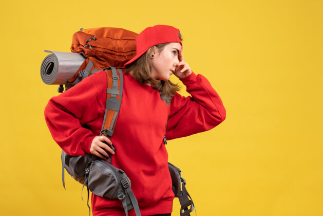 前面正面图：年轻的女旅行者 背着背包 手放在脸上帽子背包成人