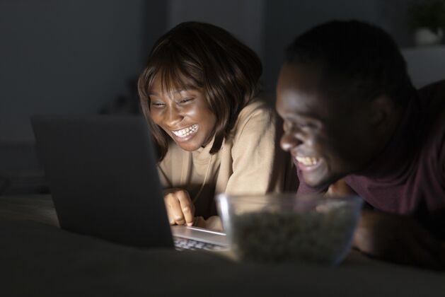 房子非洲裔美国夫妇在看netflix电视情侣手表