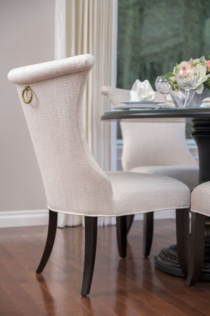 房子客厅里有一张带花的桌子的白色椅子座位生活沙发