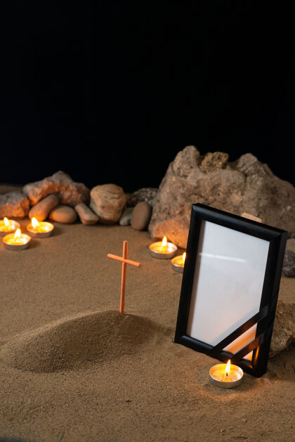 南瓜在黑暗的表面上有石头蜡烛和小坟墓的空画框坟墓石头死亡