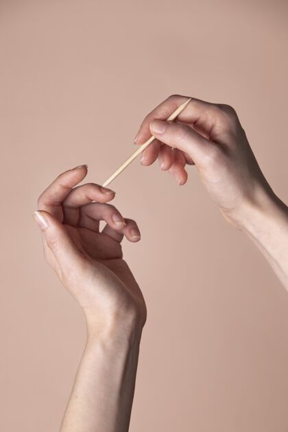 构图前视图：女人在照顾她的指甲健康美甲治疗