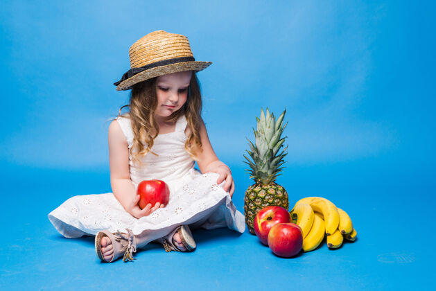 健康食品在蓝色的墙上孤立着一个小女孩食品小女孩饮食