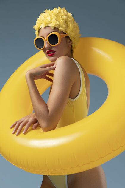 女人戴泳帽戴眼镜的年轻女子模特工作室泳装
