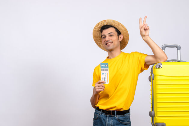 年轻人正面图穿着黄色t恤的年轻人站在黄色手提箱旁 手里拿着制票v牌风景男T恤